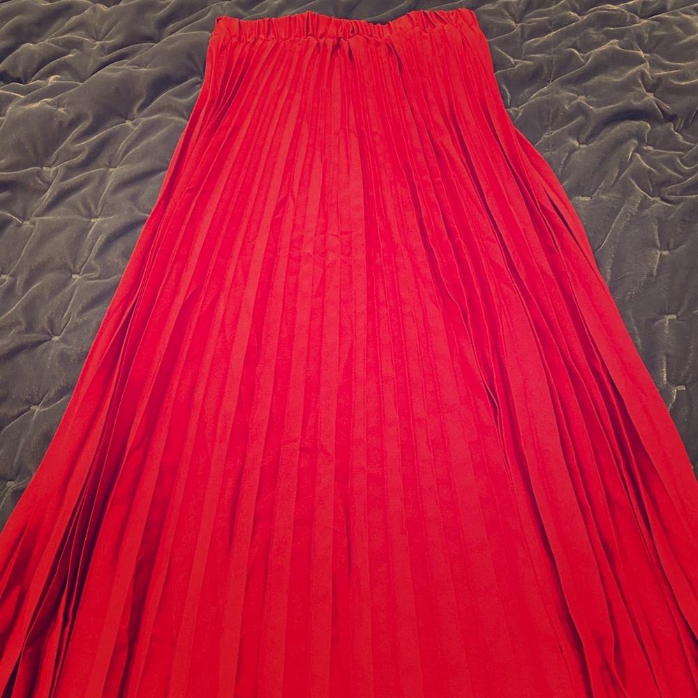 S-M wine pleated maxi skirt with matching belt